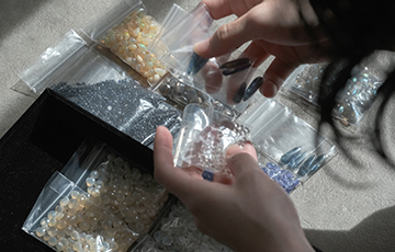 少しの欠けや傷、凹凸や歪み＿ ＿ 
i  nodoで使用しているカラーストーンやパールは、様々な理由からどうしても発生してしまう“ジュエリーになれない宝石たち”です。